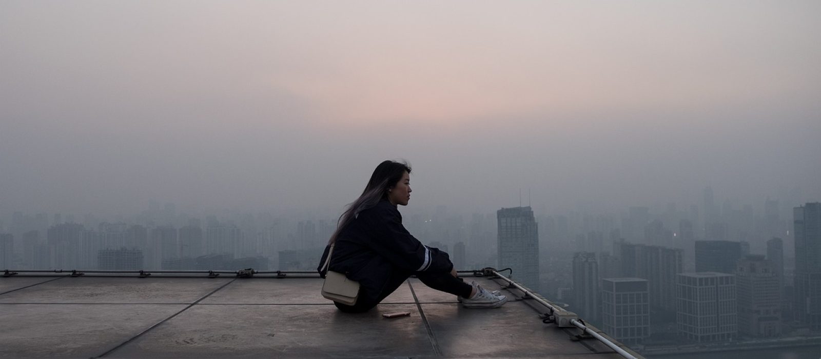 全景地图关于我们首屏大图：黄昏时分从高处俯瞰的城市天际线与环形高架，霓虹般的街灯在湿润路面上拉出光带，营造沉浸式地理探索氛围